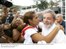 Presidente Lula cumprimenta populares durante visita à comunidade da Rocinha, no Rio de Janeiro.