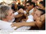Presidente Lula cumprimenta populares durante visita a Duque de Caxias, onde foram assinadas ordens de serviço de início de obras do PAC na Baixada Fluminense.