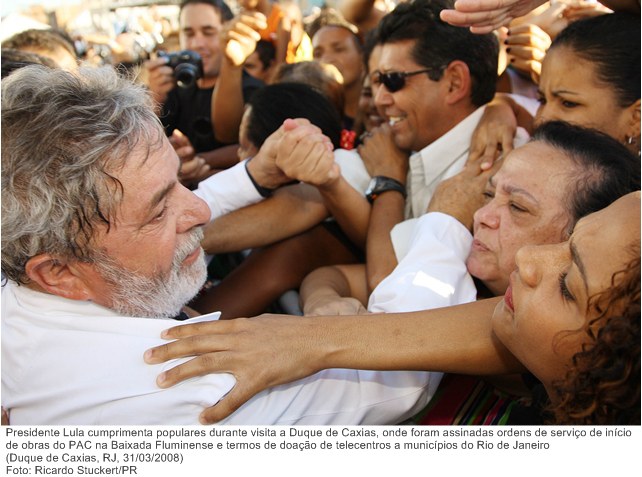 Presidente Lula cumprimenta populares durante visita a Duque de Caxias, onde foram assinadas ordens de serviço de início de obras do PAC na Baixada Fluminense.