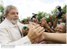 Presidente Lula cumprimenta populares durante visita à Escola de Ensino Fundamental José Bonifácio de Sousa (2).