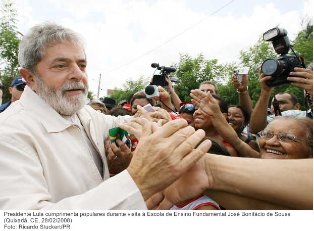 Presidente Lula cumprimenta populares durante visita à Escola de Ensino Fundamental José Bonifácio de Sousa (2).