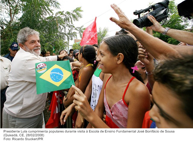 Presidente Lula cumprimenta populares durante visita à Escola de Ensino Fundamental José Bonifácio de Sousa.