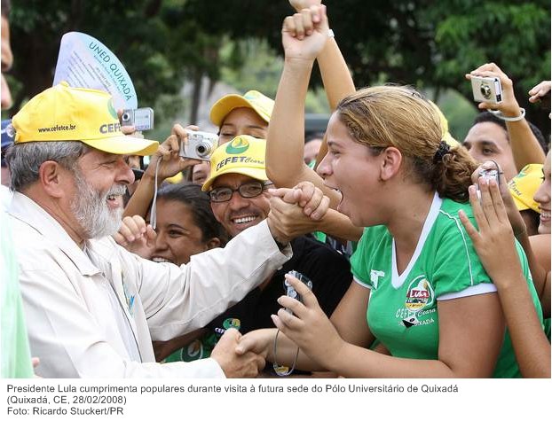 Presidente Lula cumprimenta populares durante visita à futura sede do Pólo Universitário de Quixadá.