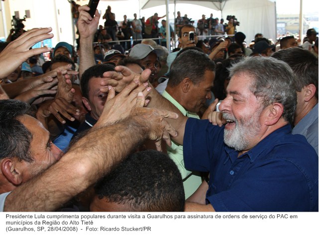 Presidente Lula cumprimenta populares durante visita a Guarulhos para assinatura de ordens de serviço do PAC em municípios da Região do Alto Tietê.