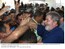 Presidente Lula cumprimenta populares durante visita a Guarulhos para assinatura de ordens de serviço do PAC em municípios da Região do Alto Tietê.