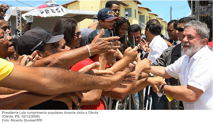 Presidente Lula cumprimenta populares durante visita a Olinda.