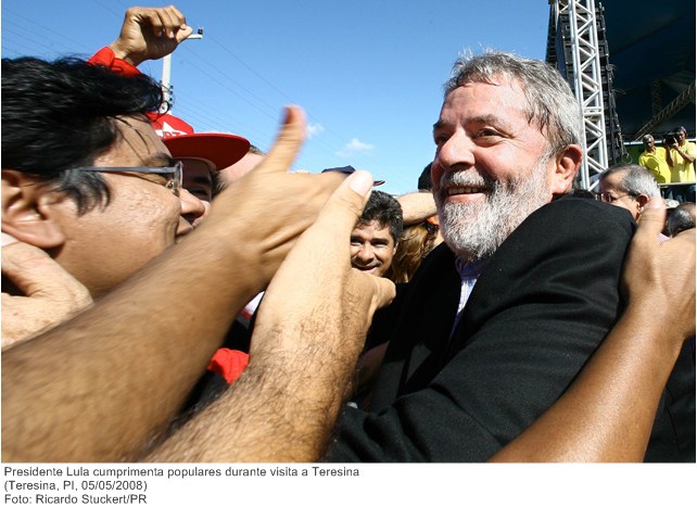 Presidente Lula cumprimenta populares durante visita a Teresina.
