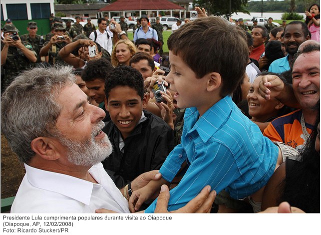 Presidente Lula cumprimenta populares durante visita ao Oiapoque.