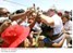 Presidente Lula cumprimenta populares durante visita ao Pará.