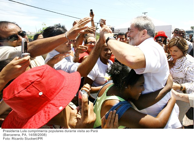 Presidente Lula cumprimenta populares durante visita ao Pará.