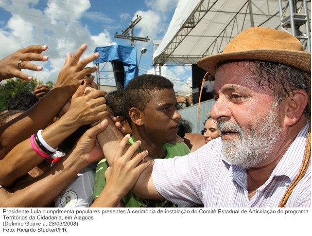 Presidente Lula cumprimenta populares presentes à cerimônia de instalação do Comitê Estadual de Articulação do programa Territórios da Cidadania, em Alagoas (2).