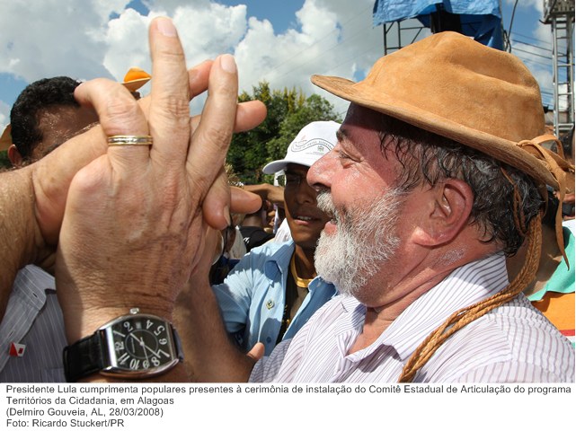 Presidente Lula cumprimenta populares presentes à cerimônia de instalação do Comitê Estadual de Articulação do programa Territórios da Cidadania, em Alagoas.