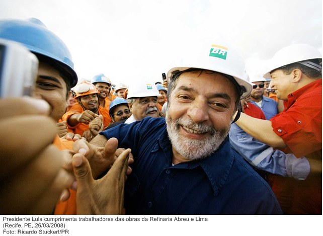 Presidente Lula cumprimenta trabalhadores das obras da Refinaria Abreu e Lima.