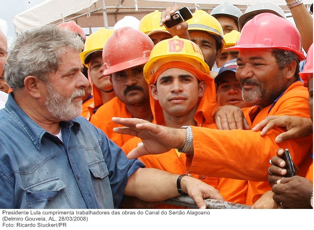 Presidente Lula cumprimenta trabalhadores das obras do Canal do Sertão Alagoano (2).