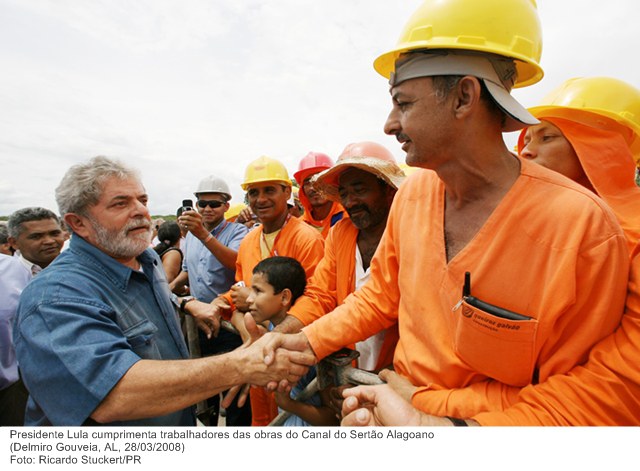 Presidente Lula cumprimenta trabalhadores das obras do Canal do Sertão Alagoano.