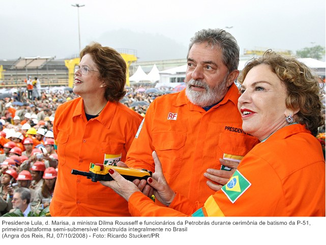 Presidente Lula, d. Marisa, a ministra Dilma Rousseff e funcionários da Petrobrás durante cerimônia de batismo da P-51, primeira plataforma semi-submersível construída integralmente no Brasil.