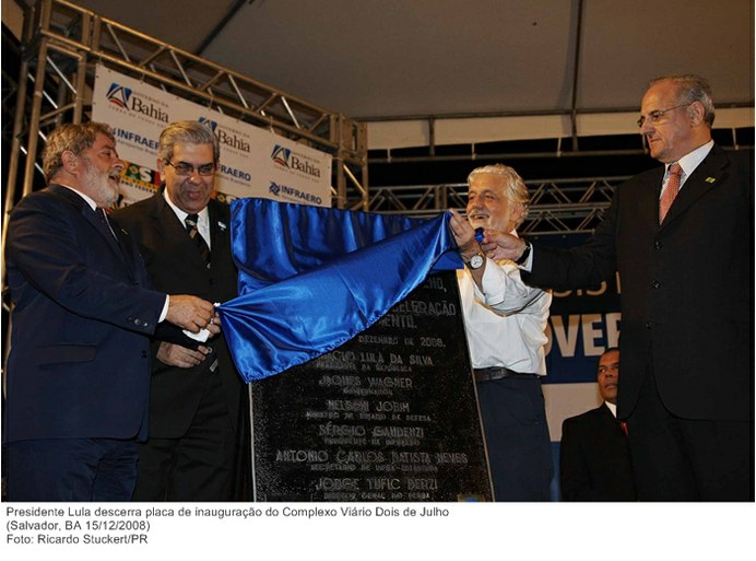Presidente Lula descerra placa de inauguração do Complexo Viário Dois de Julho.