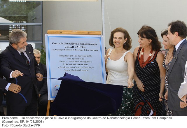 Presidente Lula descerrando placa alusiva à inauguração do Centro de Nanotecnologia César Lattes, em Campinas.