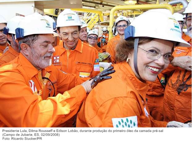 Presidente Lula, Dilma Rousseff e Edison Lobão, durante produção do primeiro óleo da camada pré-sal.