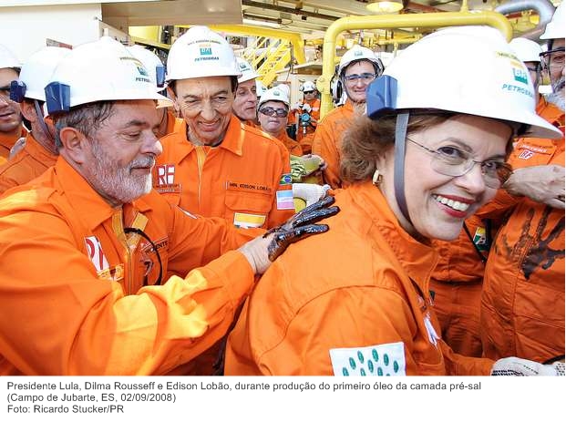 Presidente Lula, Dilma Rousseff e Edison Lobão, durante produção do primeiro óleo da camada pré-sal.