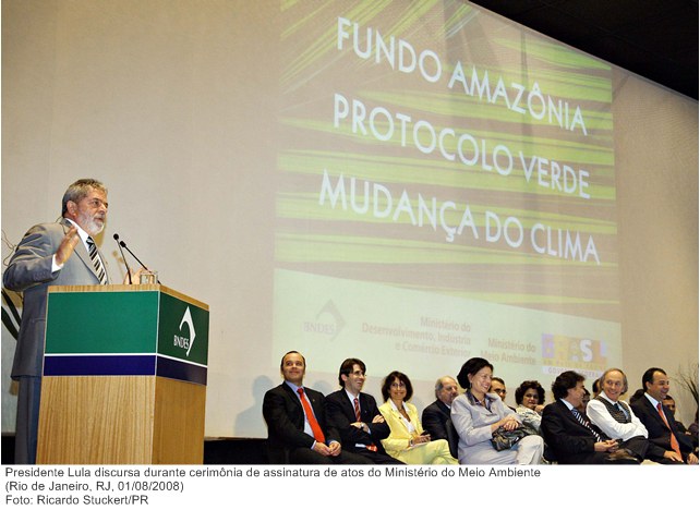 Presidente Lula discursa durante cerimônia de assinatura de atos do Ministério do Meio Ambiente.