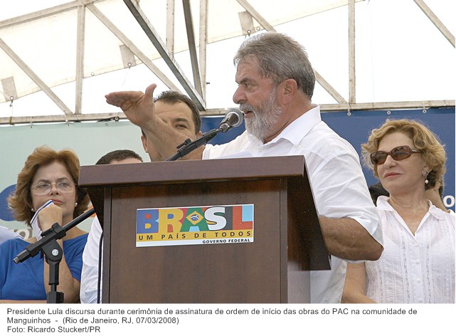 Presidente Lula discursa durante cerimônia de assinatura de ordem de início das obras do PAC na comunidade de Manguinhos.