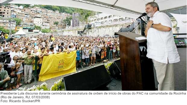 Presidente Lula discursa durante cerimônia de assinatura de ordem de início de obras do PAC na comunidade da Rocinha.