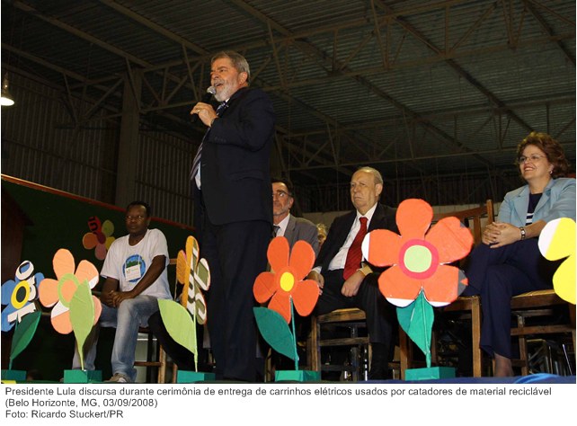 Presidente Lula discursa durante cerimônia de entrega de carrinhos elétricos usados por catadores de material reciclável.