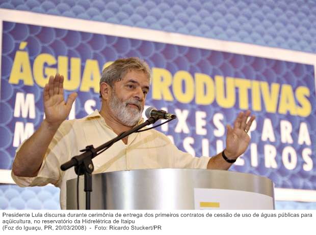 Presidente Lula discursa durante cerimônia de entrega dos primeiros contratos de cessão de uso de águas públicas para aqüicultura, no reservatório da Hidrelétrica de Itaipu.