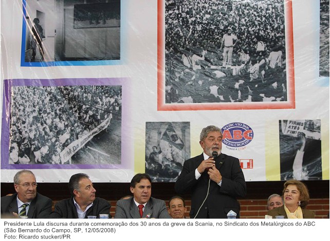 Presidente Lula discursa durante comemoração dos 30 anos da greve da Scania, no Sindicato dos Metalúrgicos do ABC.