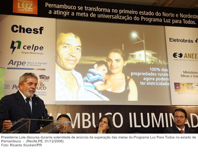 Presidente Lula discursa durante solenidade de anúncio da superação das metas do Programa Luz Para Todos no estado de Pernambuco.