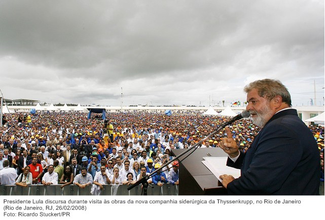 Presidente Lula discursa durante visita às obras da nova companhia siderúrgica da Thyssenkrupp, no Rio de Janeiro.