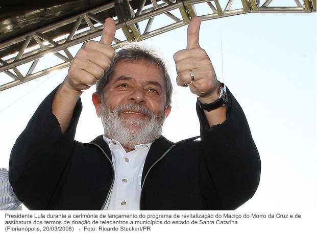 Presidente Lula durante a cerimônia de lançamento do programa de revitalização do Maciço do Morro da Cruz.