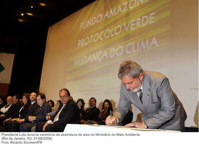 Presidente Lula durante cerimônia de assinatura de atos do Ministério do Meio Ambiente.