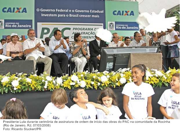 Presidente Lula durante cerimônia de assinatura de ordem de início das obras do PAC na comunidade da Rocinha.