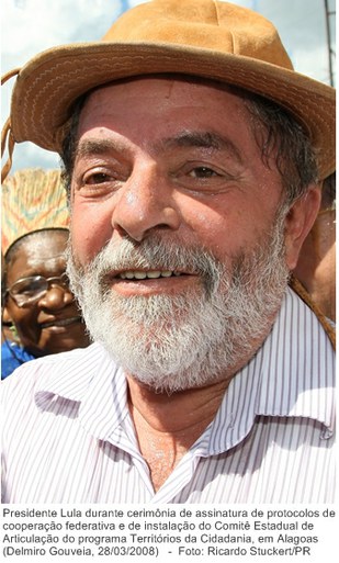 Presidente Lula durante cerimônia de assinatura de protocolos de cooperação federativa e de instalação do Comitê Estadual de Articulação do programa Territórios da Cidadania, em Alagoa.