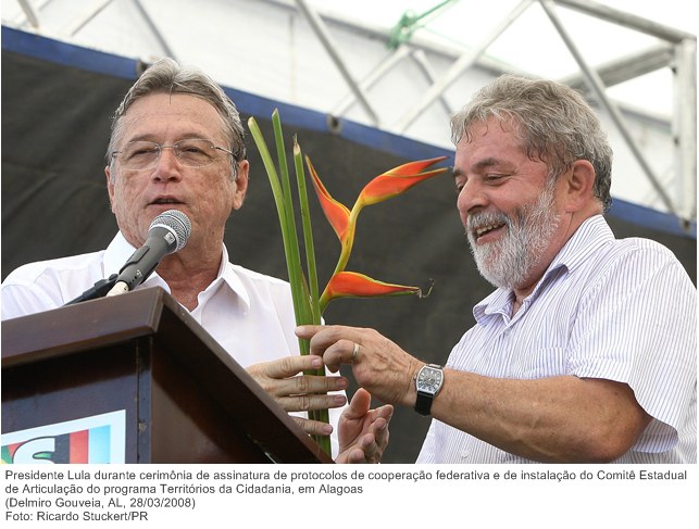 Presidente Lula durante cerimônia de assinatura de protocolos de cooperação federativa e de instalação do Comitê Estadual de Articulação do programa Territórios da Cidadania, em Alagoas.