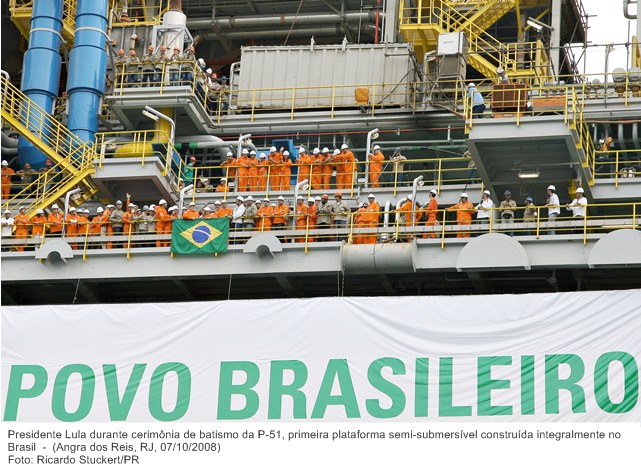 Presidente Lula durante cerimônia de batismo da P-51, primeira plataforma semi-submersível construída integralmente no Brasil.