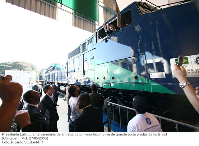 Presidente Lula durante cerimônia de entrega da primeira locomotiva de grande porte produzida no Brasil.