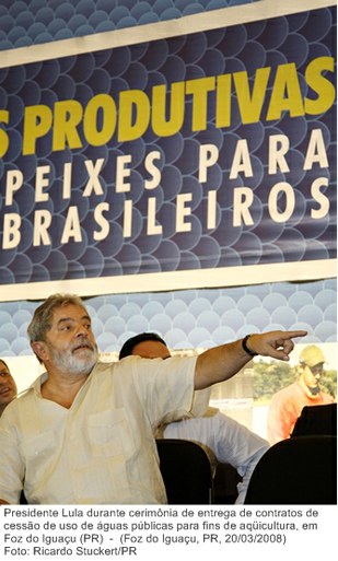 Presidente Lula durante cerimônia de entrega de contratos de cessão de uso de águas públicas para fins de aqüicultura, em Foz do Iguaçu (PR).