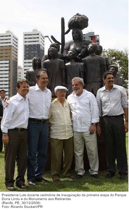 Presidente Lula durante cerimônia de inauguração da primeira etapa do Parque Dona Lindu e do Monumento aos Retirantes.