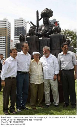 Presidente Lula durante cerimônia de inauguração da primeira etapa do Parque Dona Lindu e do Monumento aos Retirantes.
