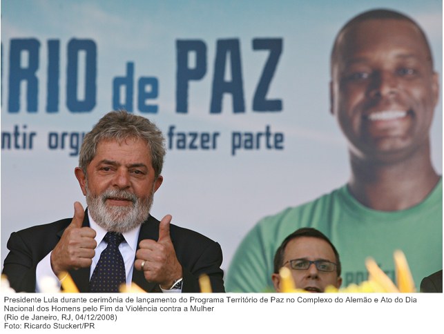 Presidente Lula durante cerimônia de lançamento do Programa Território de Paz no Complexo do Alemão e Ato do Dia Nacional dos Homens pelo Fim da Violência contra a Mulher.