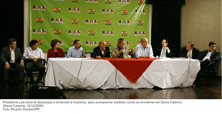 Presidente Lula durante declaração e entrevista à imprensa, após acompanhar medidas contra as enchentes em Santa Catarina.