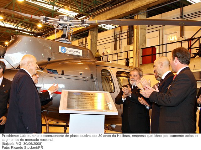 Presidente Lula durante descerramento de placa alusiva aos 30 anos da Helibras, empresa que lidera praticamente todos os segmentos do mercado nacional.