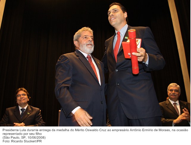 Presidente Lula durante entrega da medalha do Mérito Oswaldo Cruz ao empresário Antônio Ermírio de Moraes, na ocasião representado por seu filho.