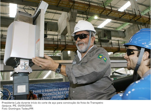 Presidente Lula durante início do corte de aço para construção da frota da Transpetro.