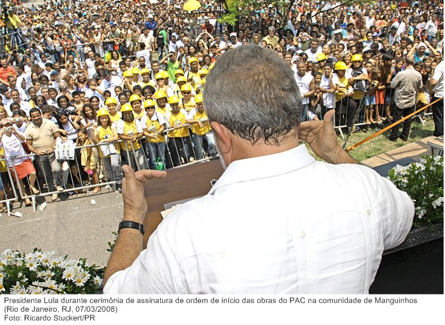 Presidente Lula durante lançamento das obras do PAC na comunidade de Manguinhos.
