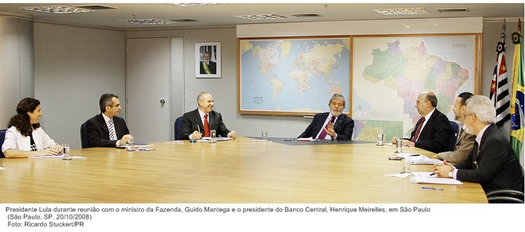Presidente Lula durante reunião com o ministro da Fazenda, Guido Mantega e o presidente do Banco Central, Henrique Meirelles, em São Paulo (2).