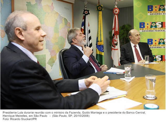 Presidente Lula durante reunião com o ministro da Fazenda, Guido Mantega e o presidente do Banco Central, Henrique Meirelles, em São Paulo.